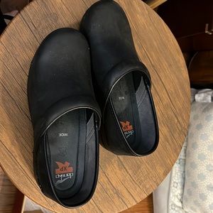 Dansko clogs. UK sz 40. These are wide width